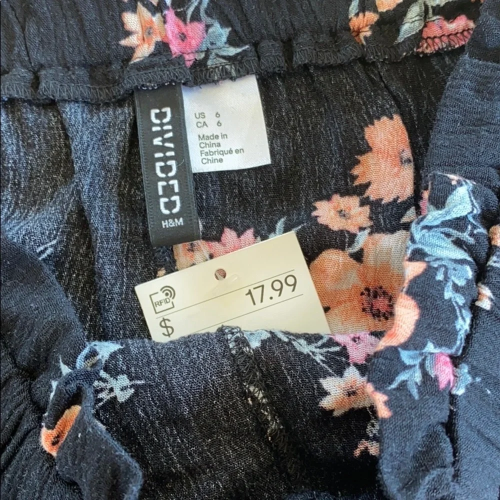 H&M Printed Shorts Size 6 - Picture 3 of 4